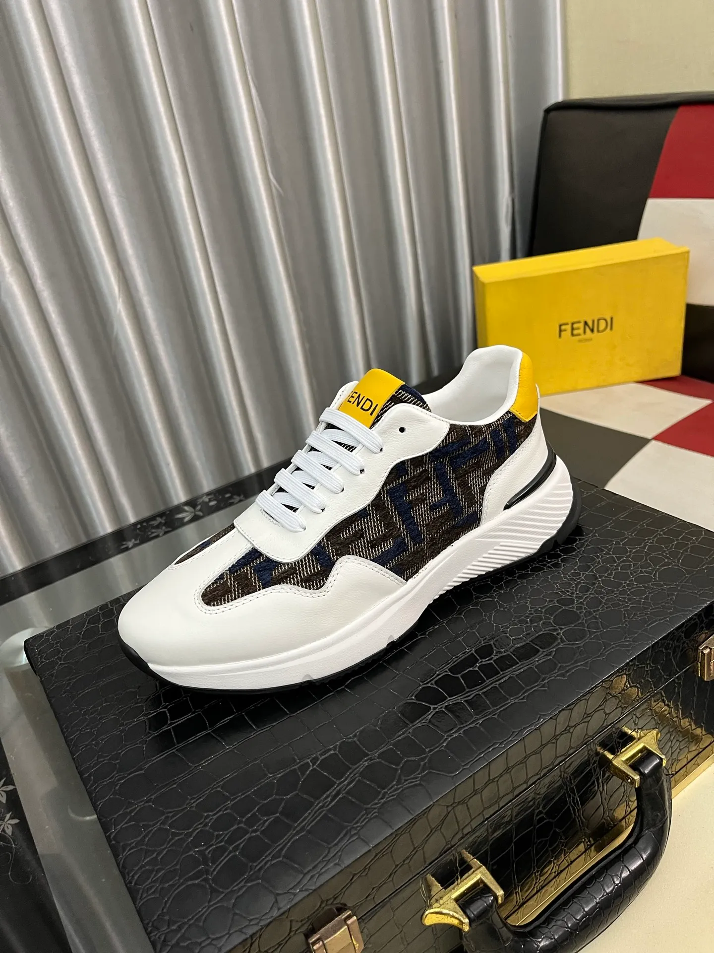 Men's Men's Shoes💰458⌚️⌚️[Fendi] Fendi's latest casual shoes for men! Available at counters simultaneously! A one-to-one replica of the original. Made entirely of imported top-grain calfskin, the interior is made of top-grain water-dyed cowhide, and the original factory-supplied rubber outsole. Leading new fashion concepts. Matching code: 38-443️⃣Colors available